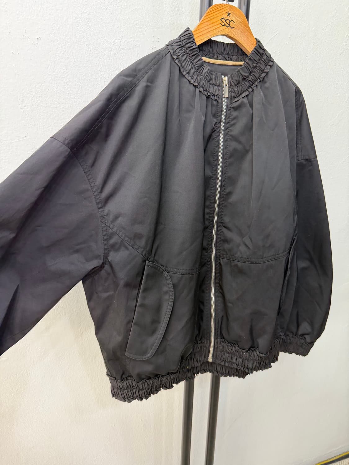 정품) O2ND 오즈세컨 한섬 오버핏 블랙 셔링 봄버 자켓 88 상품이미지2