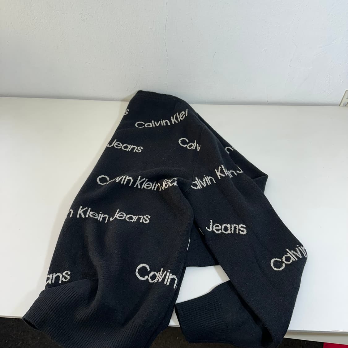 M 켈빈클라인 블랙 멀티로고 라운드니트 상품이미지3