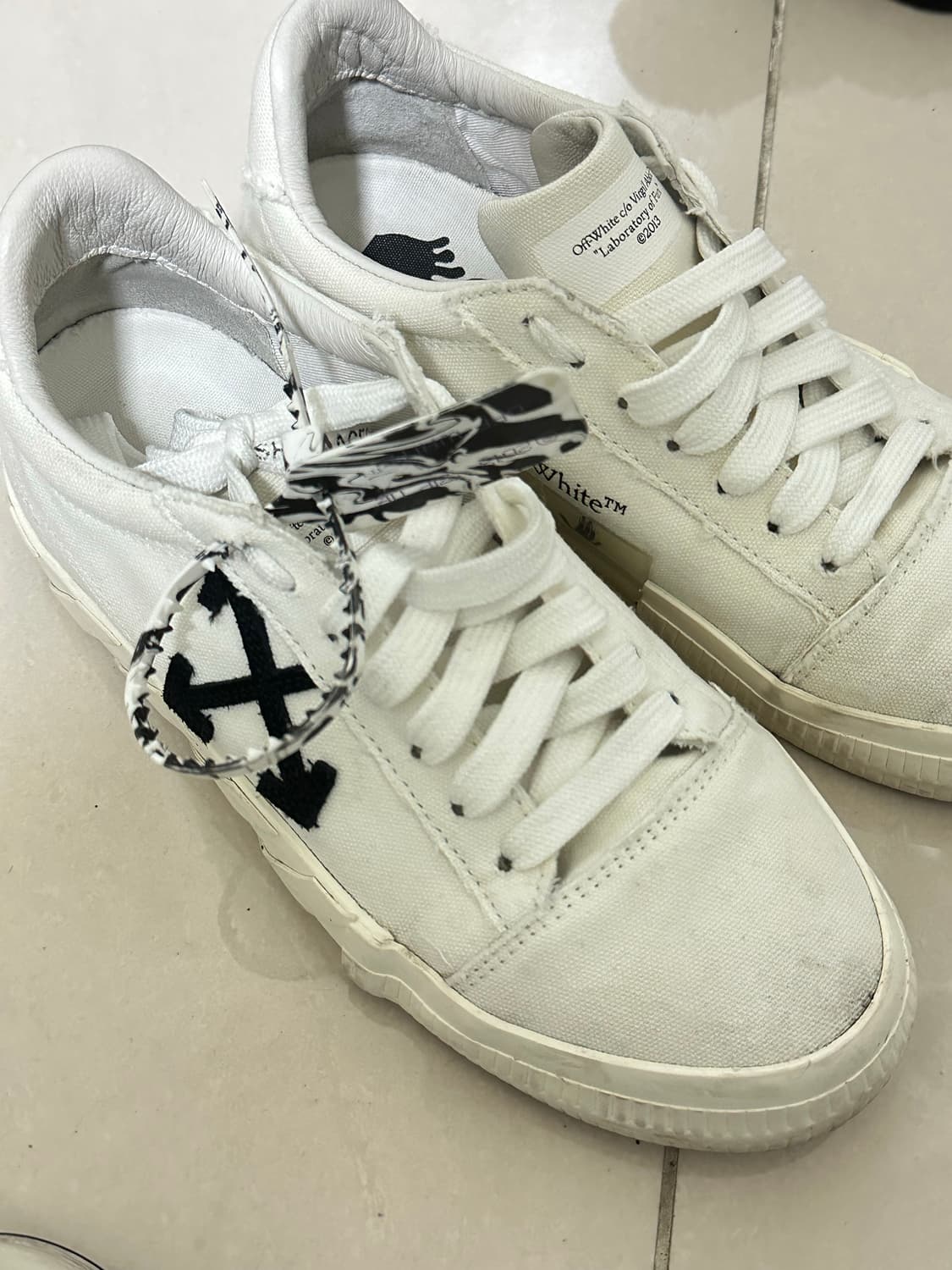 오프화이트 애로우 여성 스니커즈 38 상품이미지2