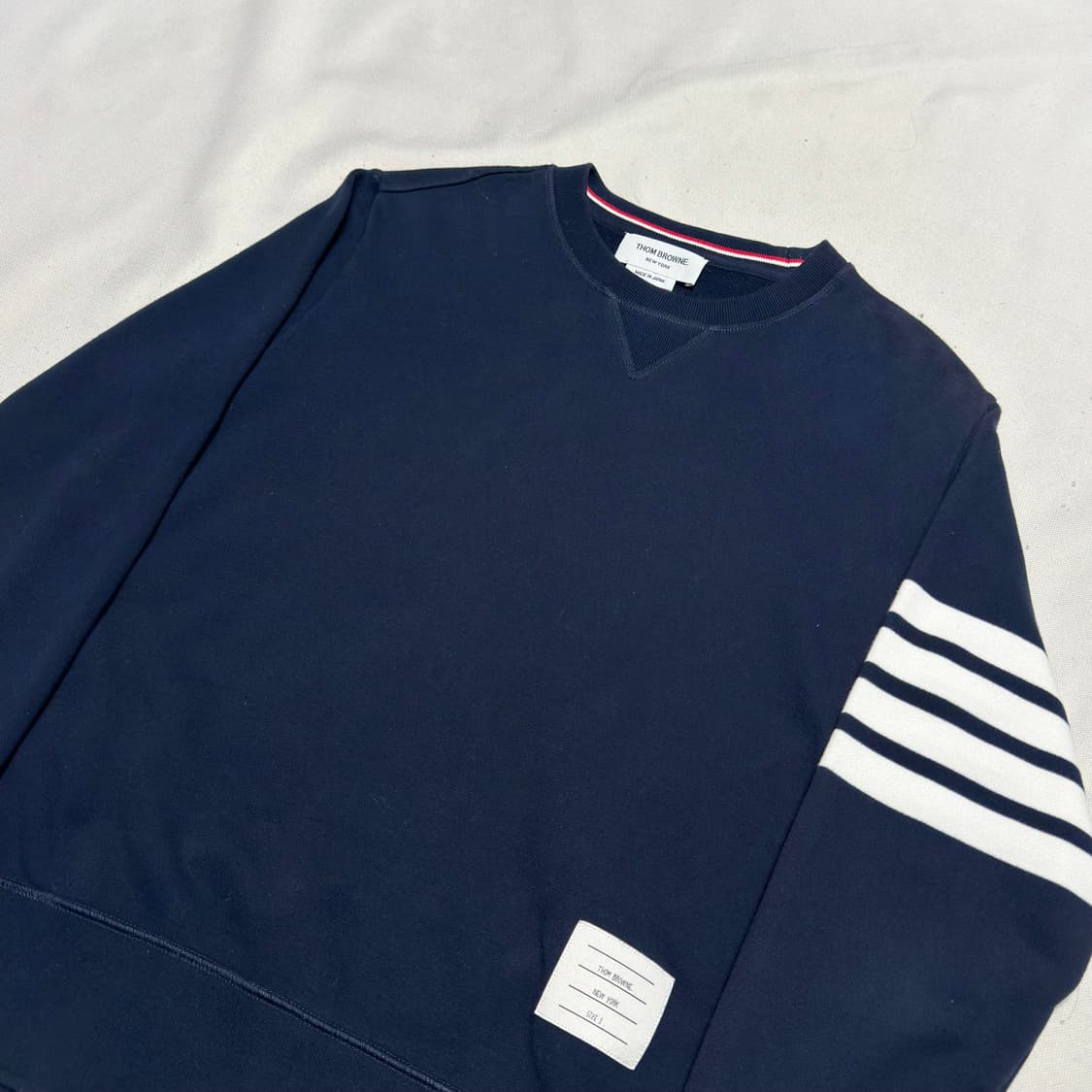 2 톰브라운 사선완장 네이비 맨투맨 상품이미지1