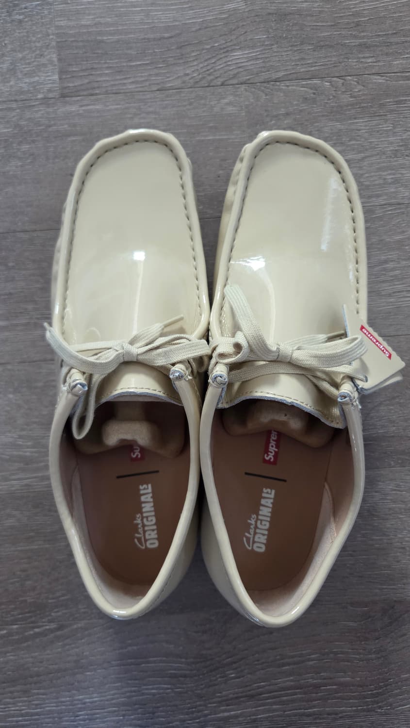 클락스 x 슈프림 페이턴트 레더 왈라비 크림 상품이미지1