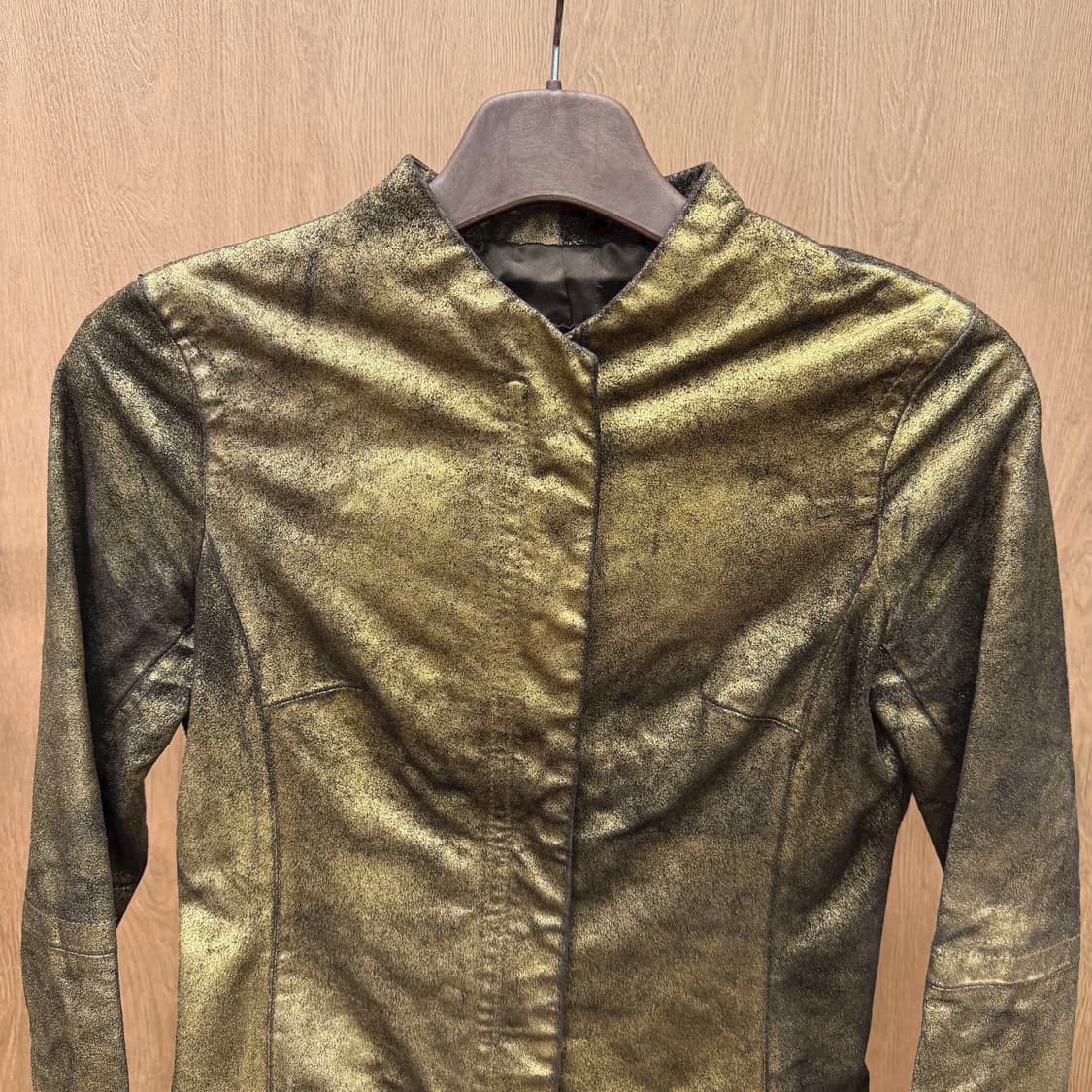 비씨비지 막스아즈리아 레더 자켓 골드 메탈릭 코팅 디테일 슬림핏 골드 상품이미지4