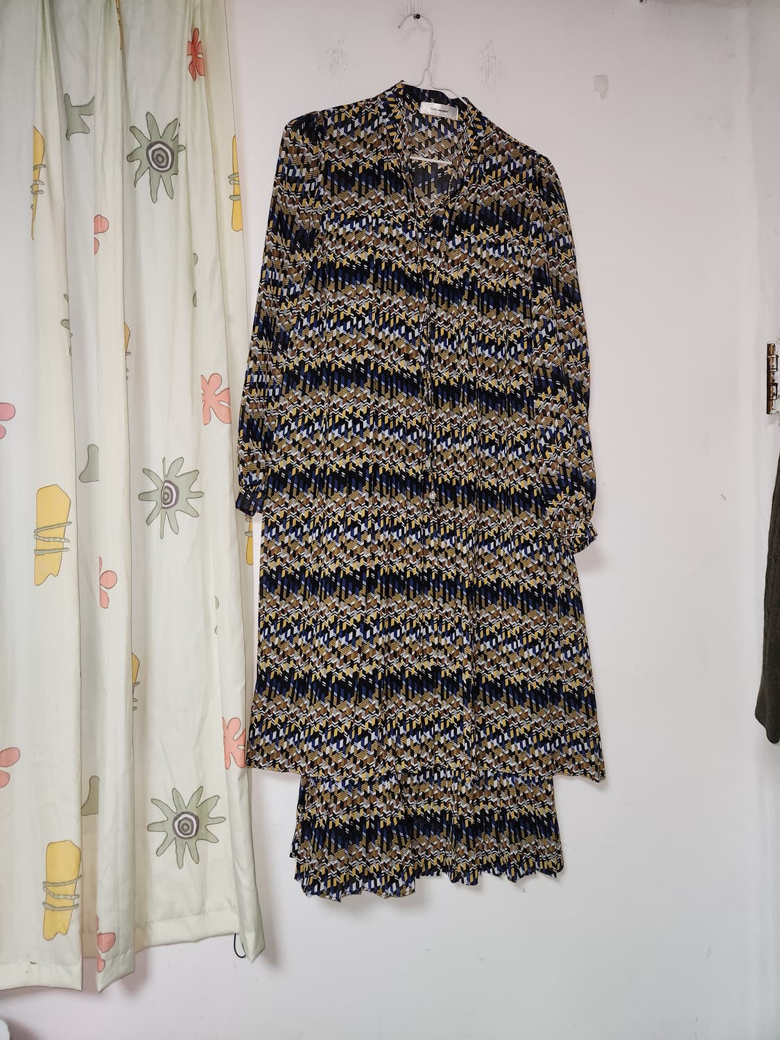 패턴 플리츠 롱 원피스. 77 상품이미지1