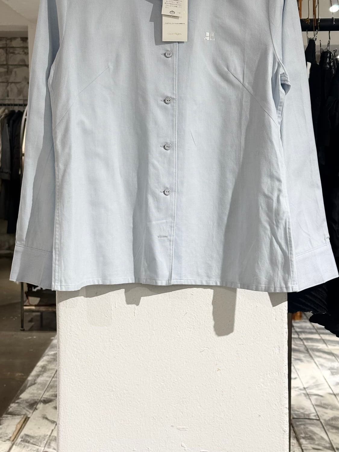 꾸레쥬 라이트블루 로고 코튼 셔츠 상품이미지5