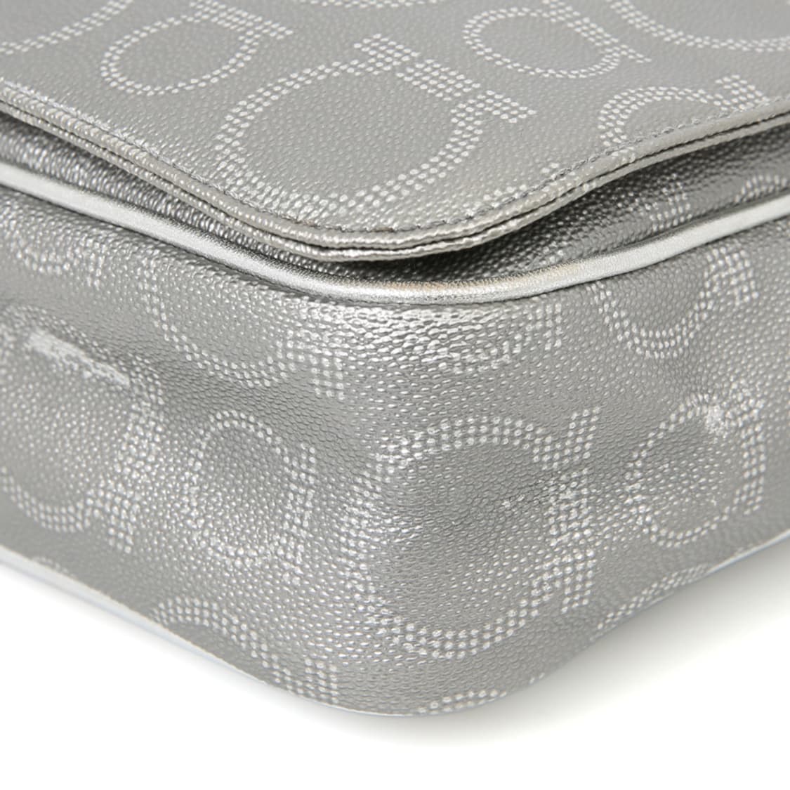 페라가모 간치니 숄더 플랩 크로스백 21-7915 메탈릭 실버 상품이미지8