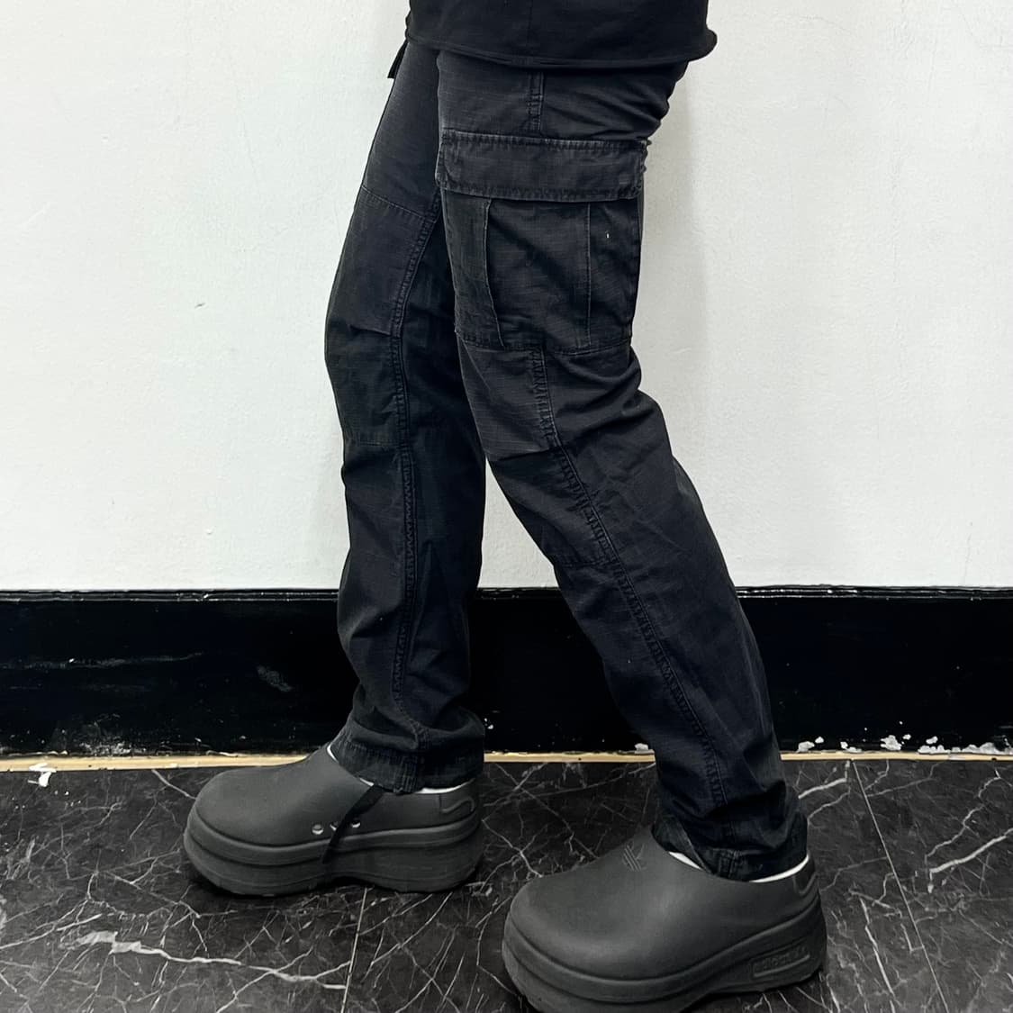 칼하트 WIP 에비에이션 카고팬츠 블랙  상품이미지1