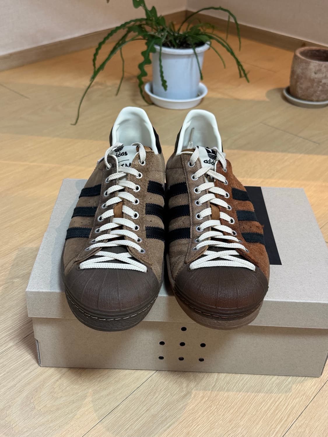 [290] 아디다스 송포더뮤트 슈퍼스타 82 카키 코어 블랙 상품이미지3