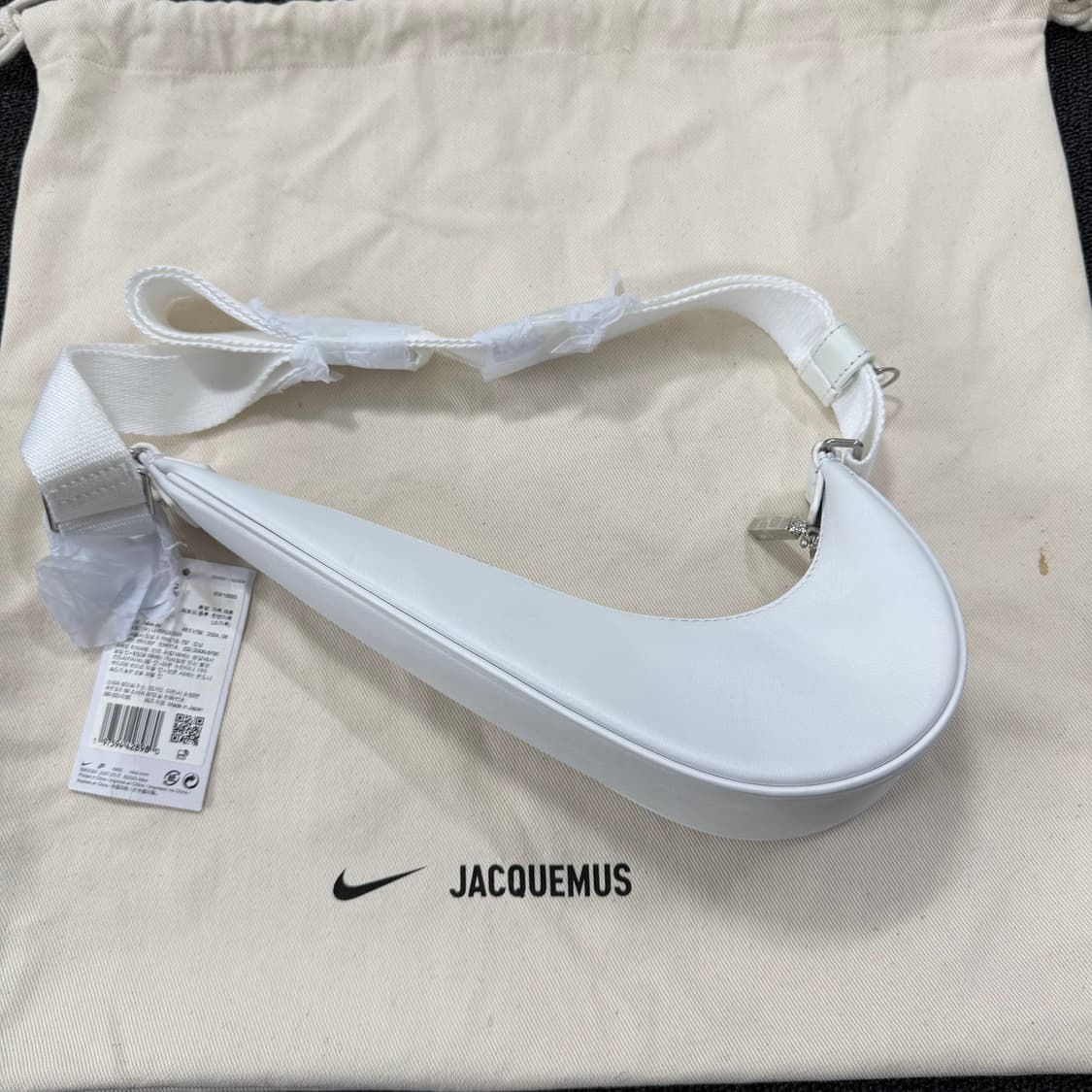 나이키 x 자크뮈스 스우시 르 삭 스몰 크로스백 상품이미지3
