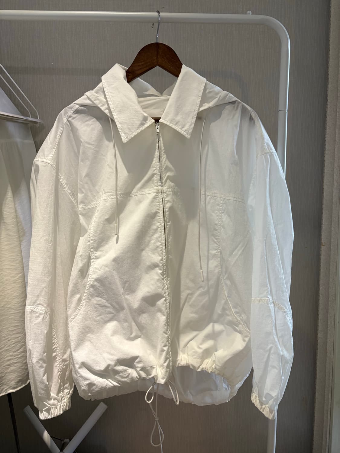 톰보이 화이트 박시 바람막이 상품이미지1