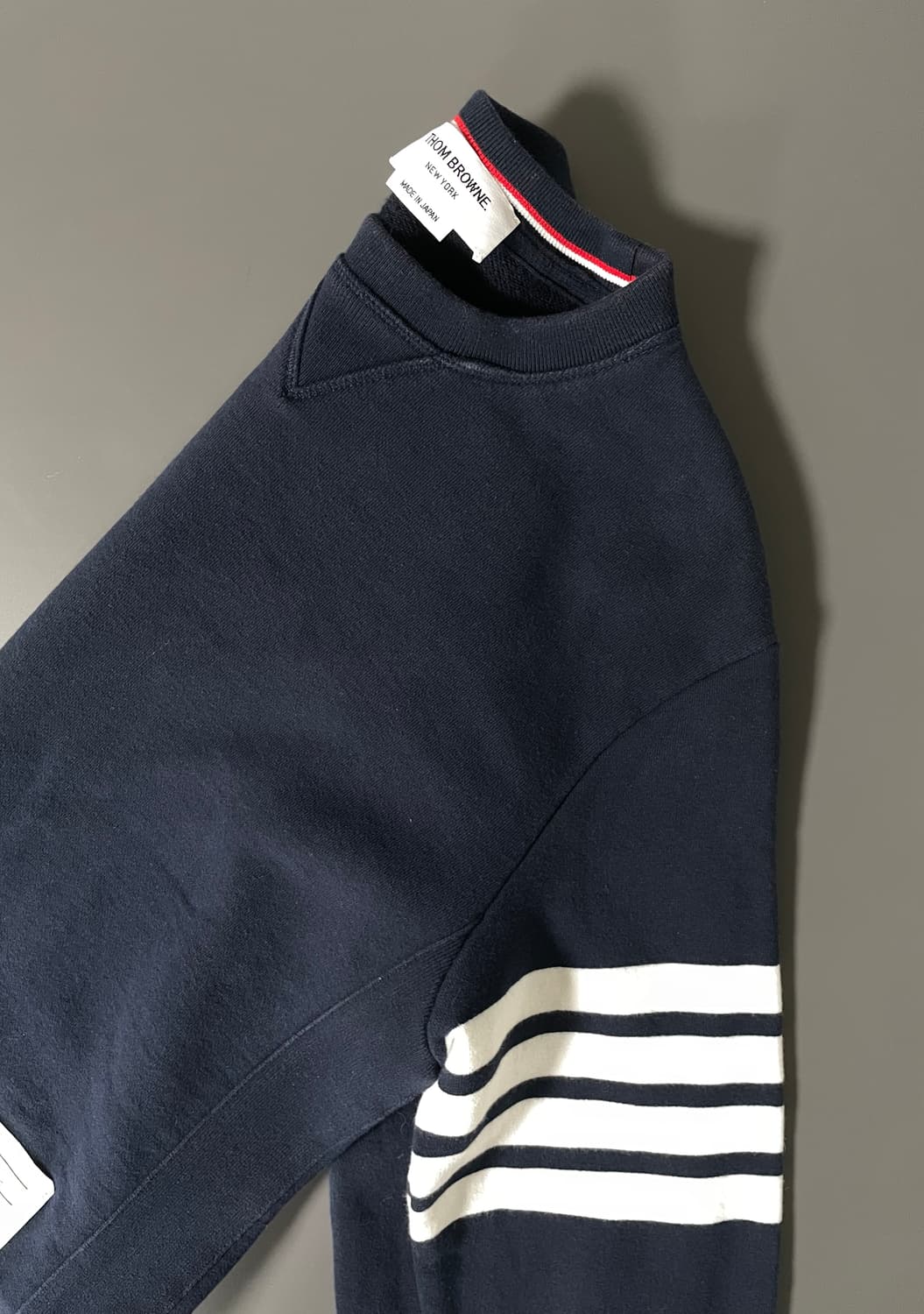 [4] 톰브라운 사선 완장 맨투맨 스웻셔츠 상품이미지4