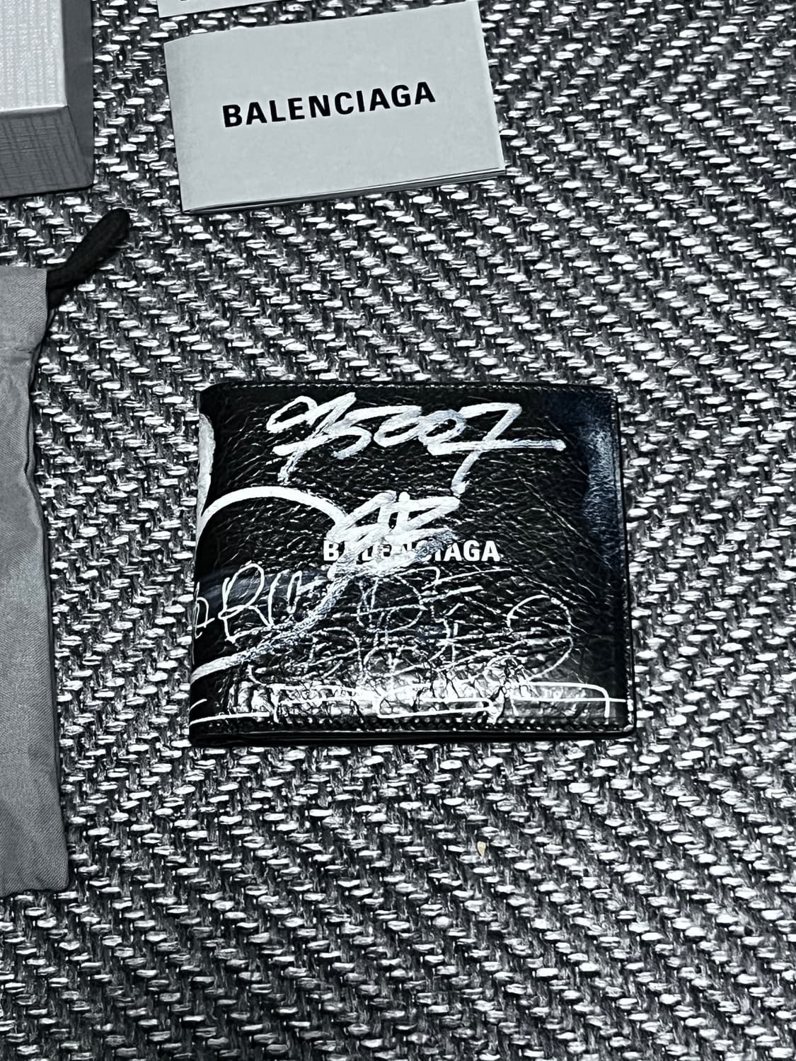 발렌시아가 캐쉬 스퀘어 반지갑 그래피티 블랙 새상품 상품이미지4