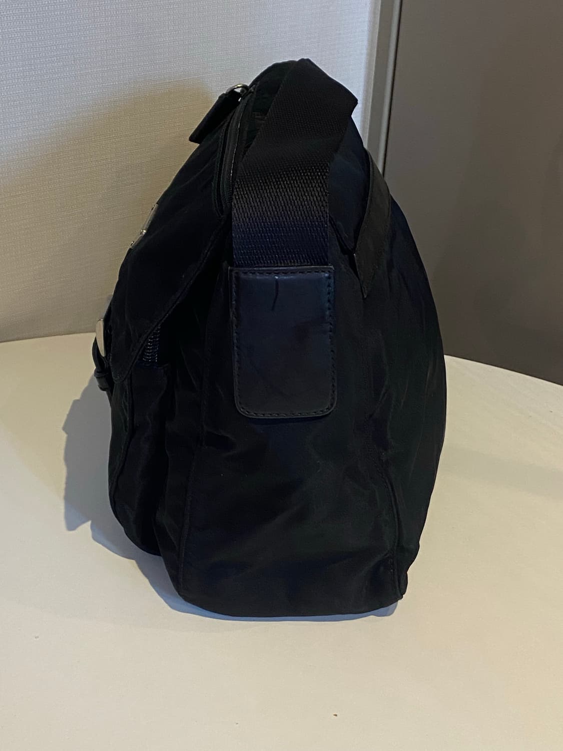 프라다 나일론 원버클 크로스백 상품이미지5