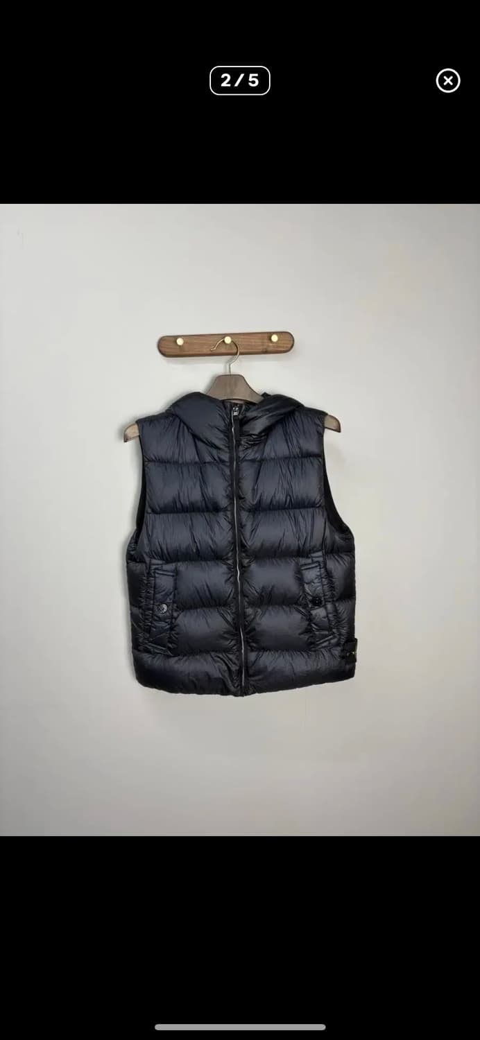 스톤아일랜드 와펜 나일론 후드 다운 베스트 A3013 상품이미지2