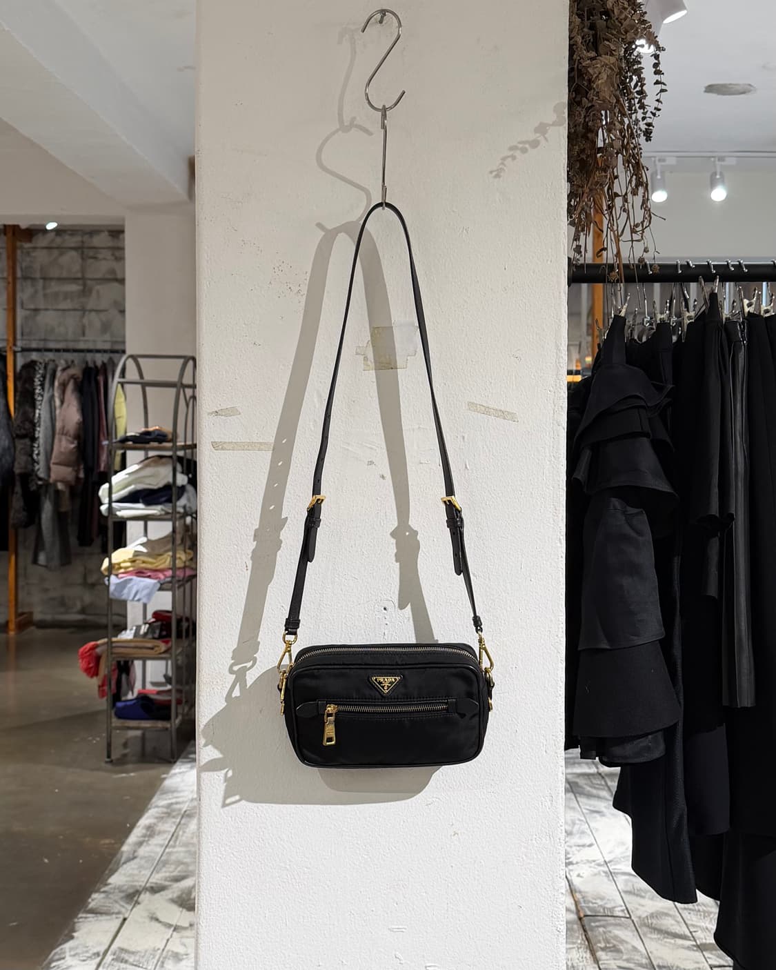 프라다 블랙 테수토 나일론 사피아노 크로스바디 백 상품이미지2