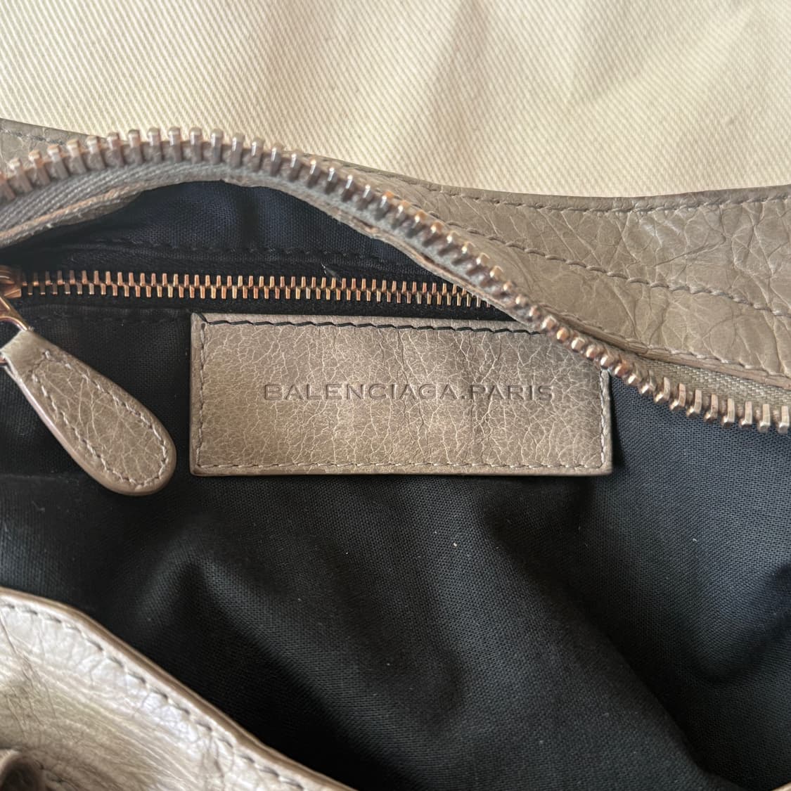 발렌시아가 르 시티 모터백 자이언트 파트타이머 올리브그레이 상품이미지8