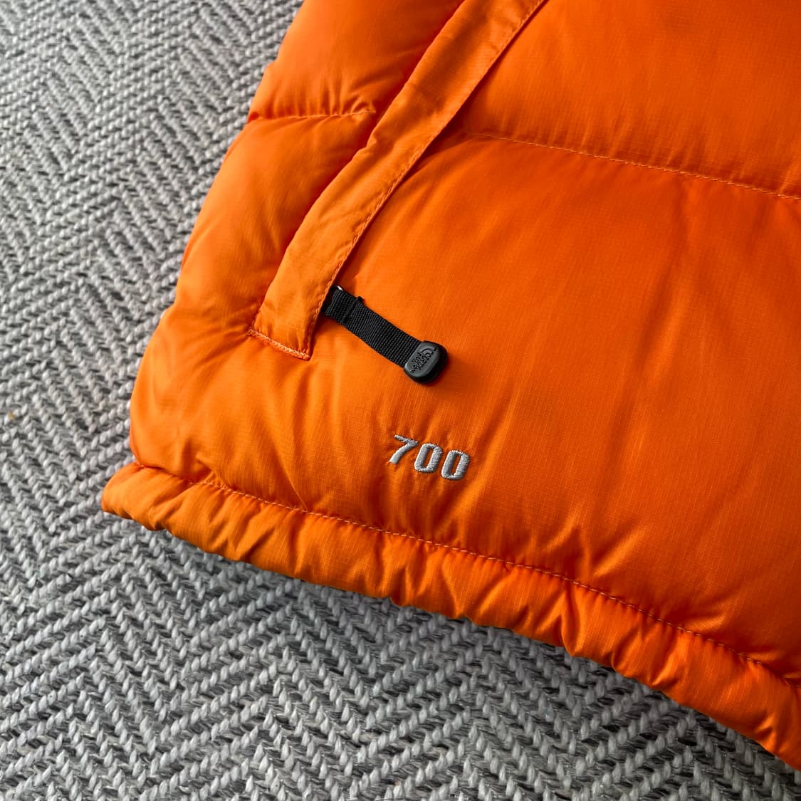 [90] 노스페이스 센터로고 무광오렌지 700 눕시 패딩 상품이미지4