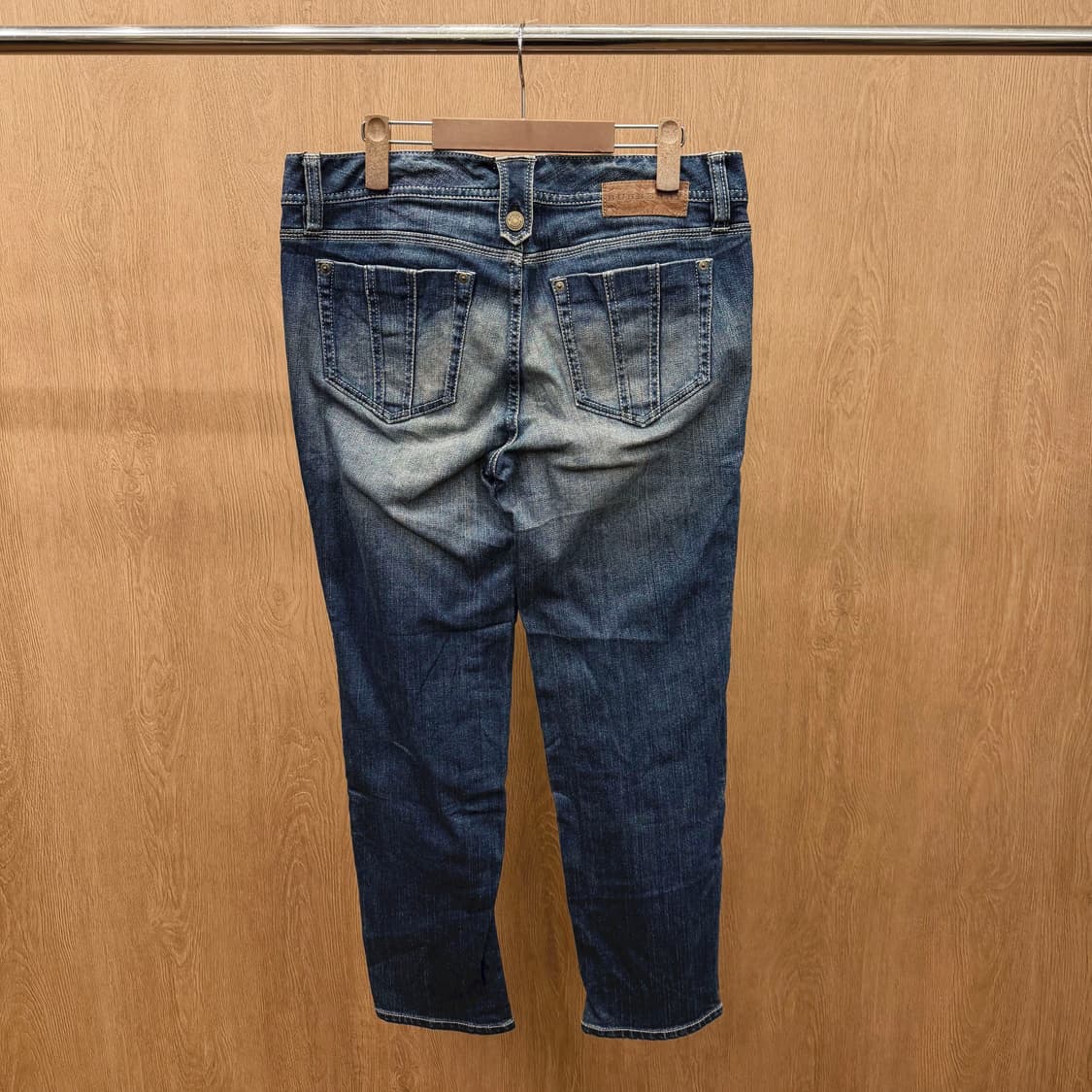 버버리 데님 팬츠 캣워싱 페이딩 버튼 탭 디테일 슬림 페이퍼드핏 중청 상품이미지3