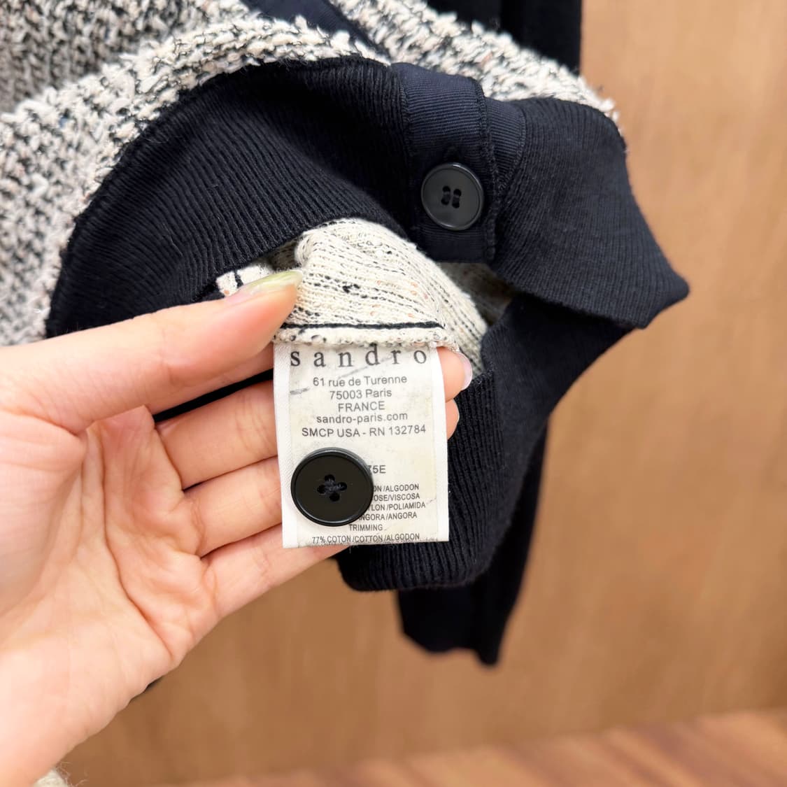 산드로 라운드넥 긴팔 가디건 전면 트위드 믹스 패널 버튼 립 디테일 블랙 상품이미지7