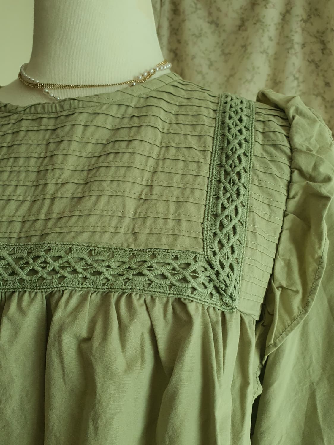 [모리걸] 핀턱 그린카키색 롱 슬리브 프릴 블라우스 상품이미지1