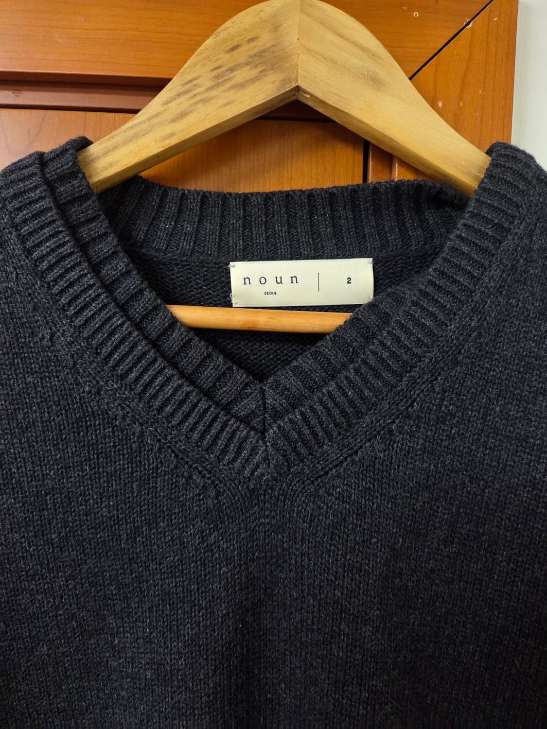 노운 레이어드 브이넥 니트 차콜 2사이즈 (실착1회) 상품이미지3