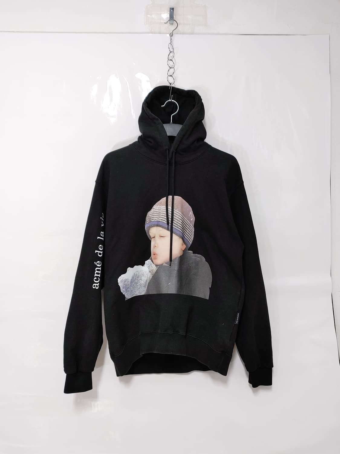 아크메드라비 눈감은 비니아이 후드티 상품이미지1