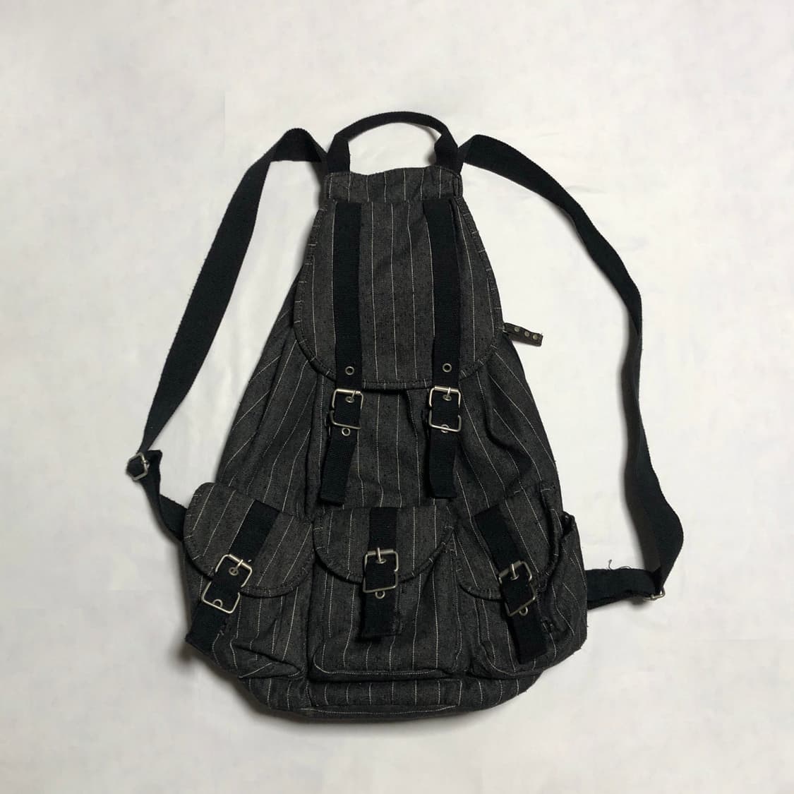 스트라이프 쓰리 포켓 백팩 그레이 상품이미지1