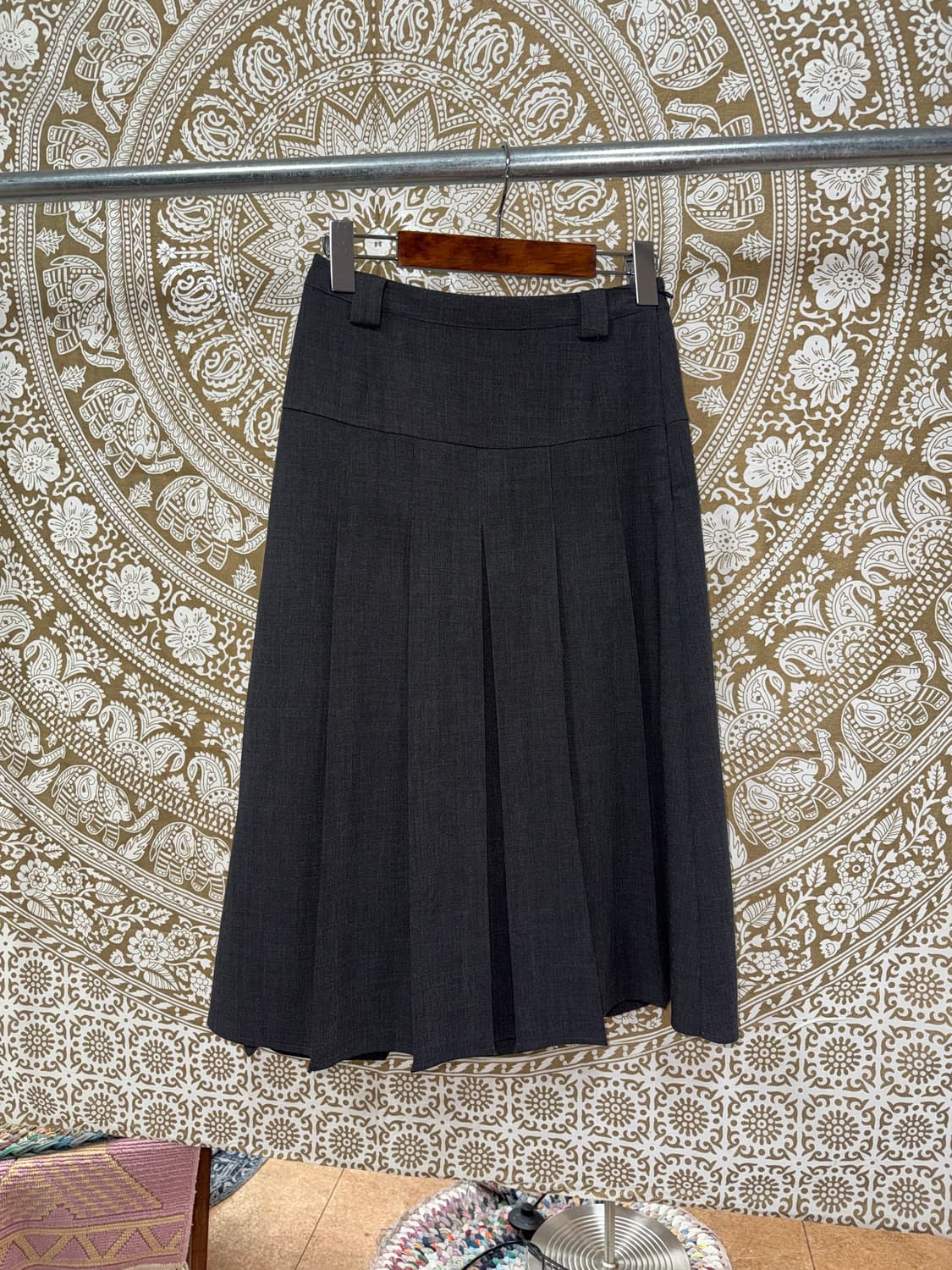 H&M 흐앤므 여성 차콜 테니스 미디스커트  상품이미지3