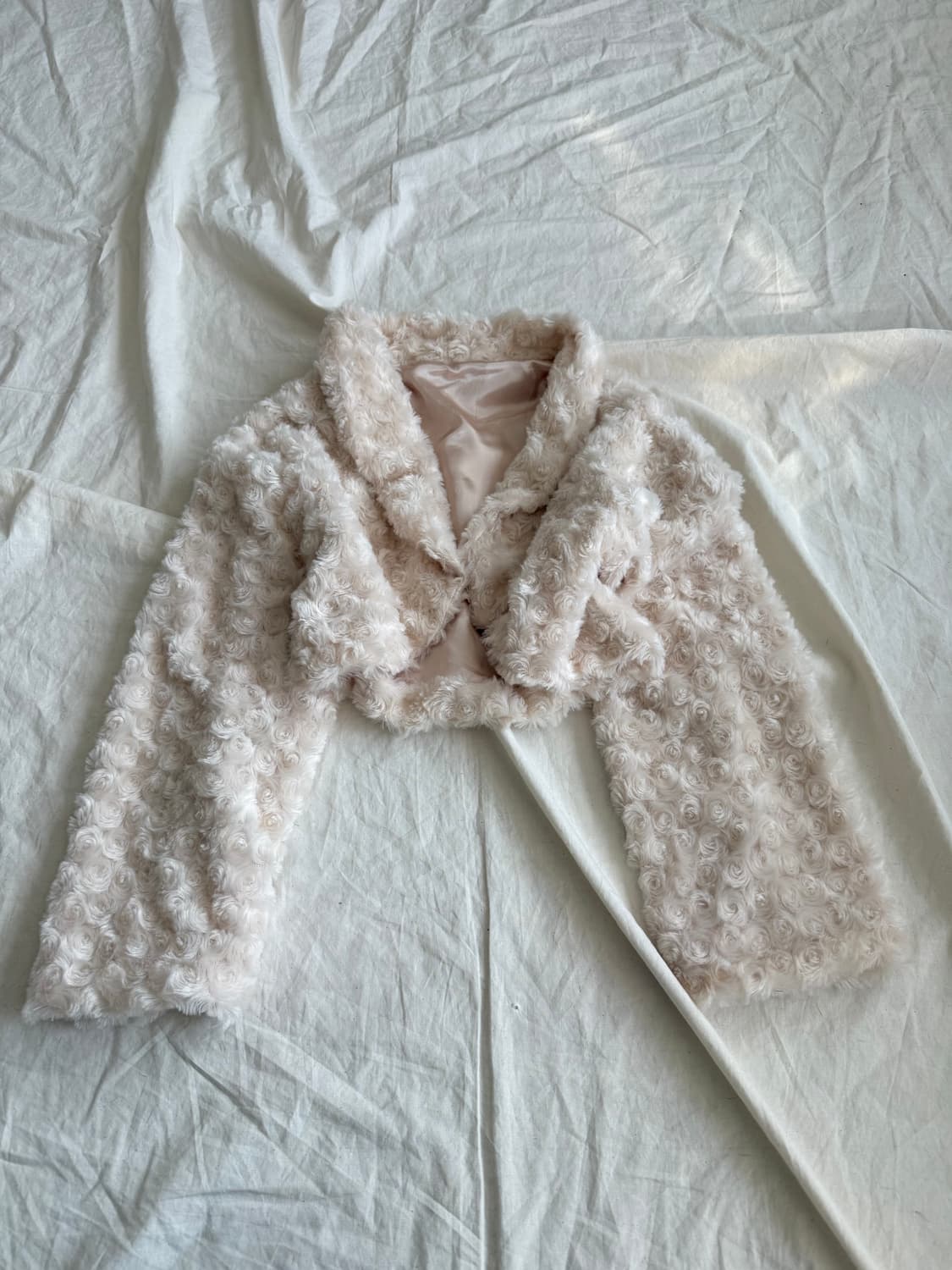 라이트베이지 폭닥 러블리 로걀 뽀용 크롭 볼레로 상품이미지1