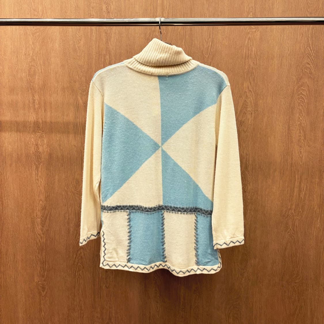 꾸레쥬 터틀넥 긴팔 니트 블루 눈꽃 노르딕 패턴 스티치 디테일 아이보리 상품이미지3