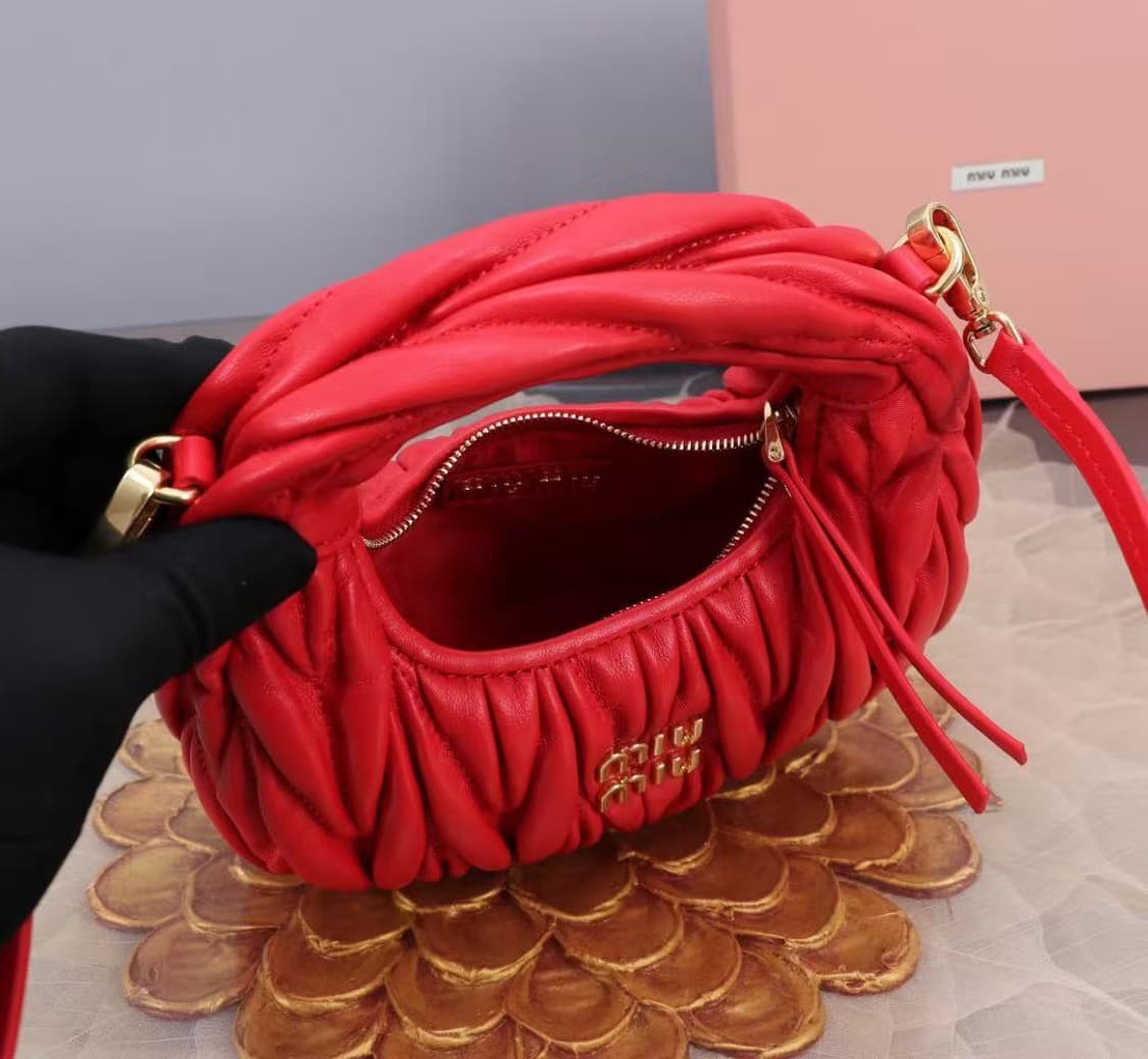 미우 미우 완더 마테라쎄 나파 가죽 호보 미니백 레드 상품이미지1