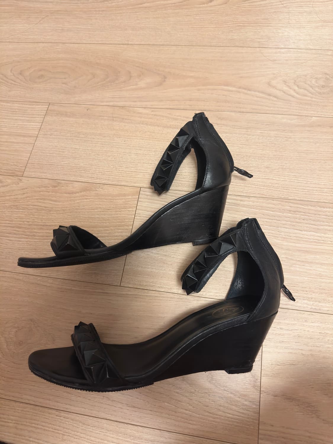 Ash 애쉬 스터드 레더 웨지 샌들 블랙 (37) 상품이미지2