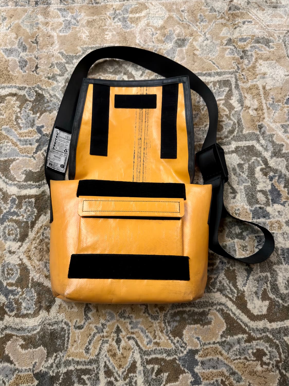 [프라이탁] F11 라씨 유광 옐로우 & 빅레터링 전사 (S급/민트택O) 상품이미지3