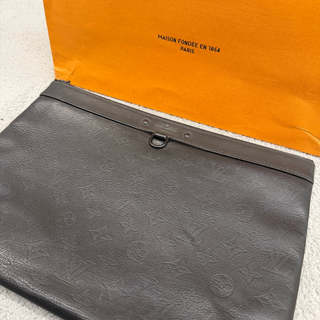 루이비통 쉐도우 모노그램 포쉐트 클러치 상품이미지2