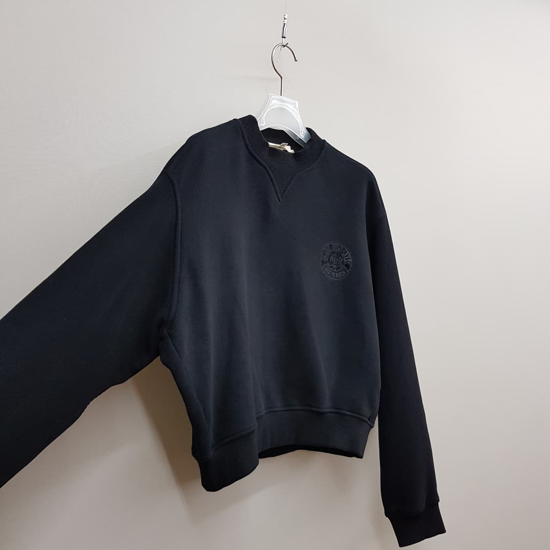 아떼바네사브루노 2022 로고 자수 크롭  맨투맨 S사이즈 상품이미지4