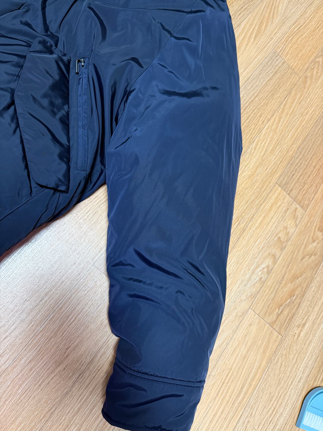 러프사이드 24fw 클라우드 파카 2사이즈 네이비 팝니다. 상품이미지2