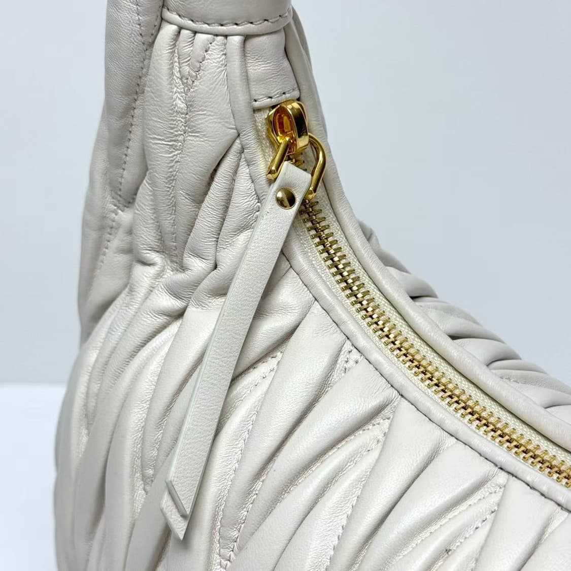 미우 미우 원더 마틀라세 나파 레더 호보백 화이트 상품이미지4