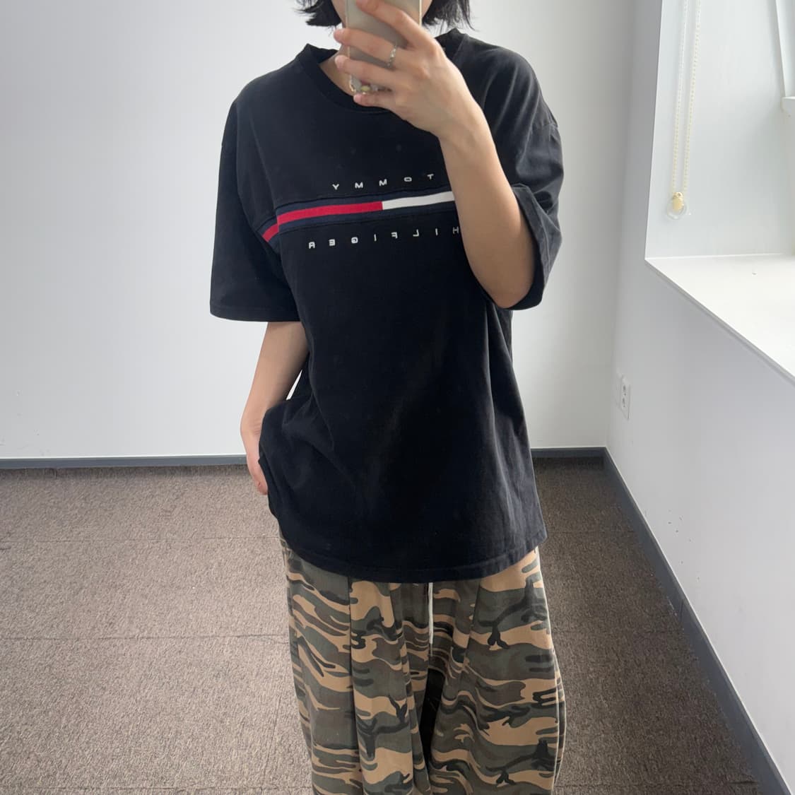 Tommy Hilfiger 타미힐피거 블랙 반팔티 상품이미지2