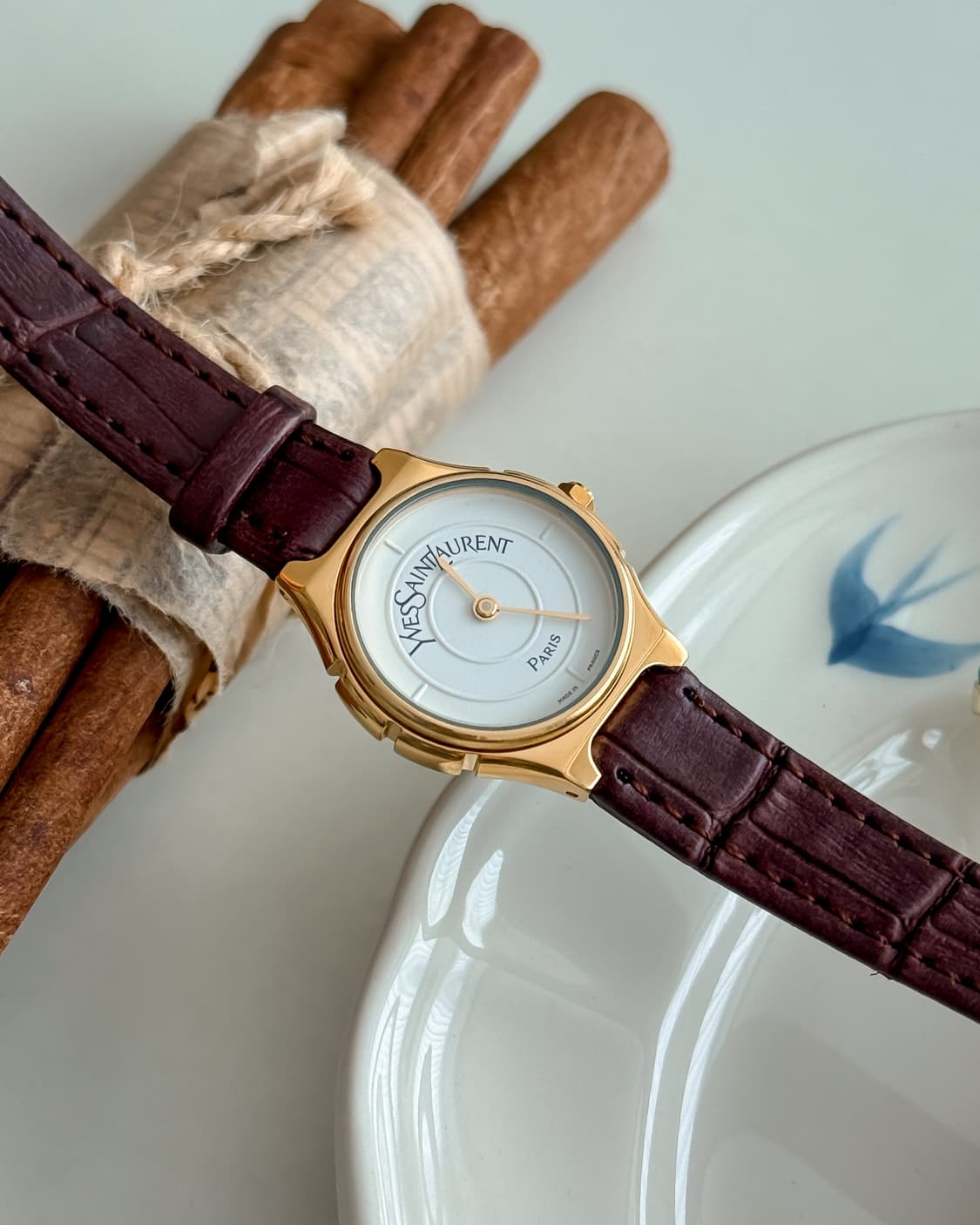 입생로랑 클래식 골드 라운드 레더 시계 상품이미지2