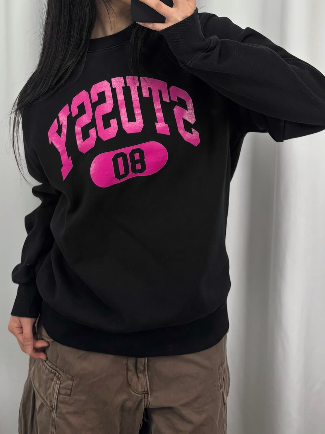 스투시 핑크 로고 블랙 맨투맨 상품이미지1