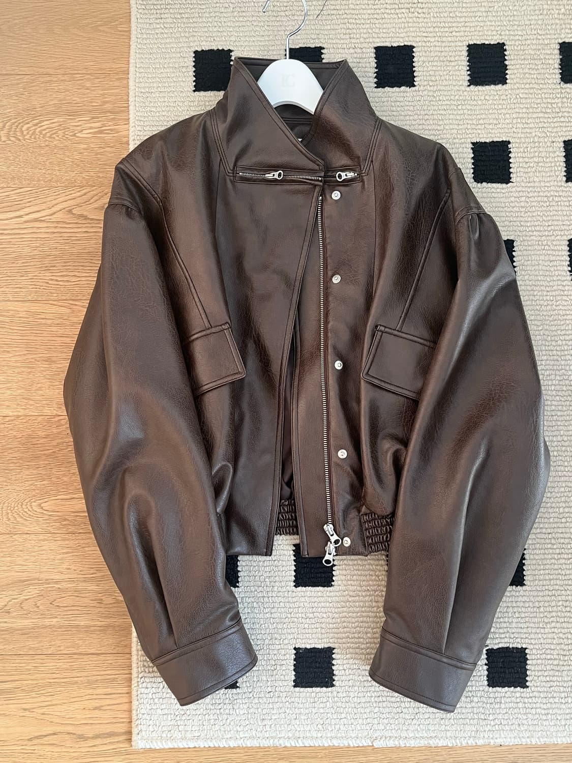 로우클래식 레더 숏 자켓 브라운 팔아요. 상품이미지1