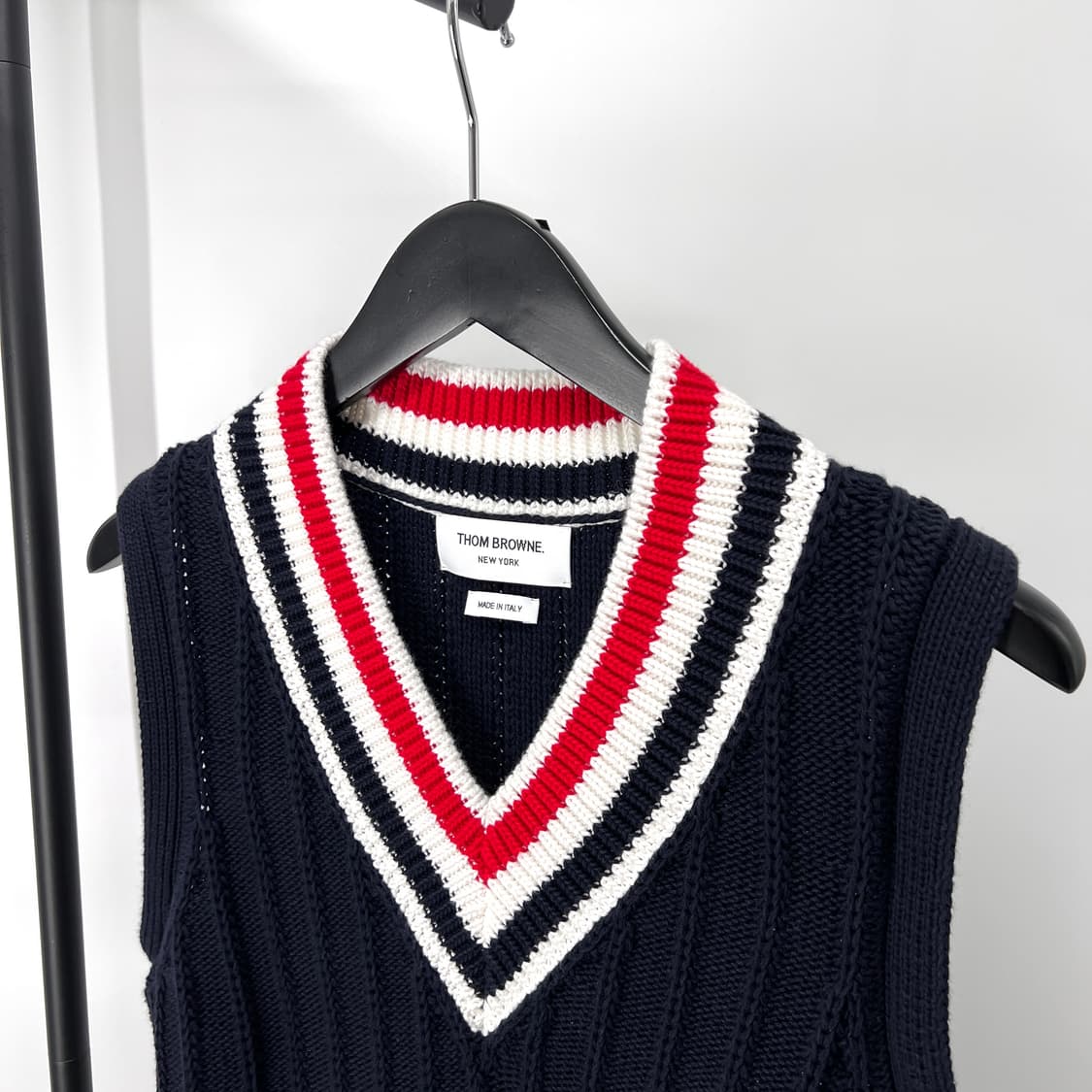 [22FW] 톰브라운 삼선 케이블 니트 베스트 조끼 (MKV060A) 상품이미지4