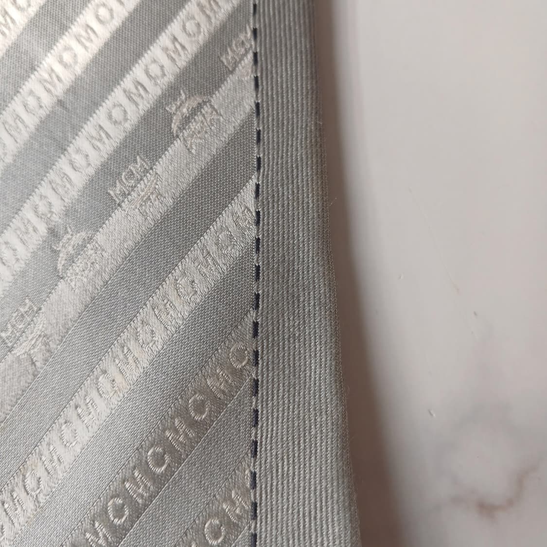 엠씨엠 실크 실버 사선 로고 패턴 넥타이 9cm A등급 A19638
 상품이미지8