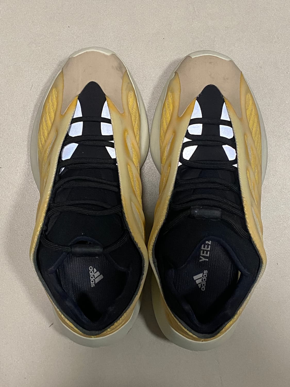 아디다스 이지 700 V3 모노 사플라워 상품이미지7