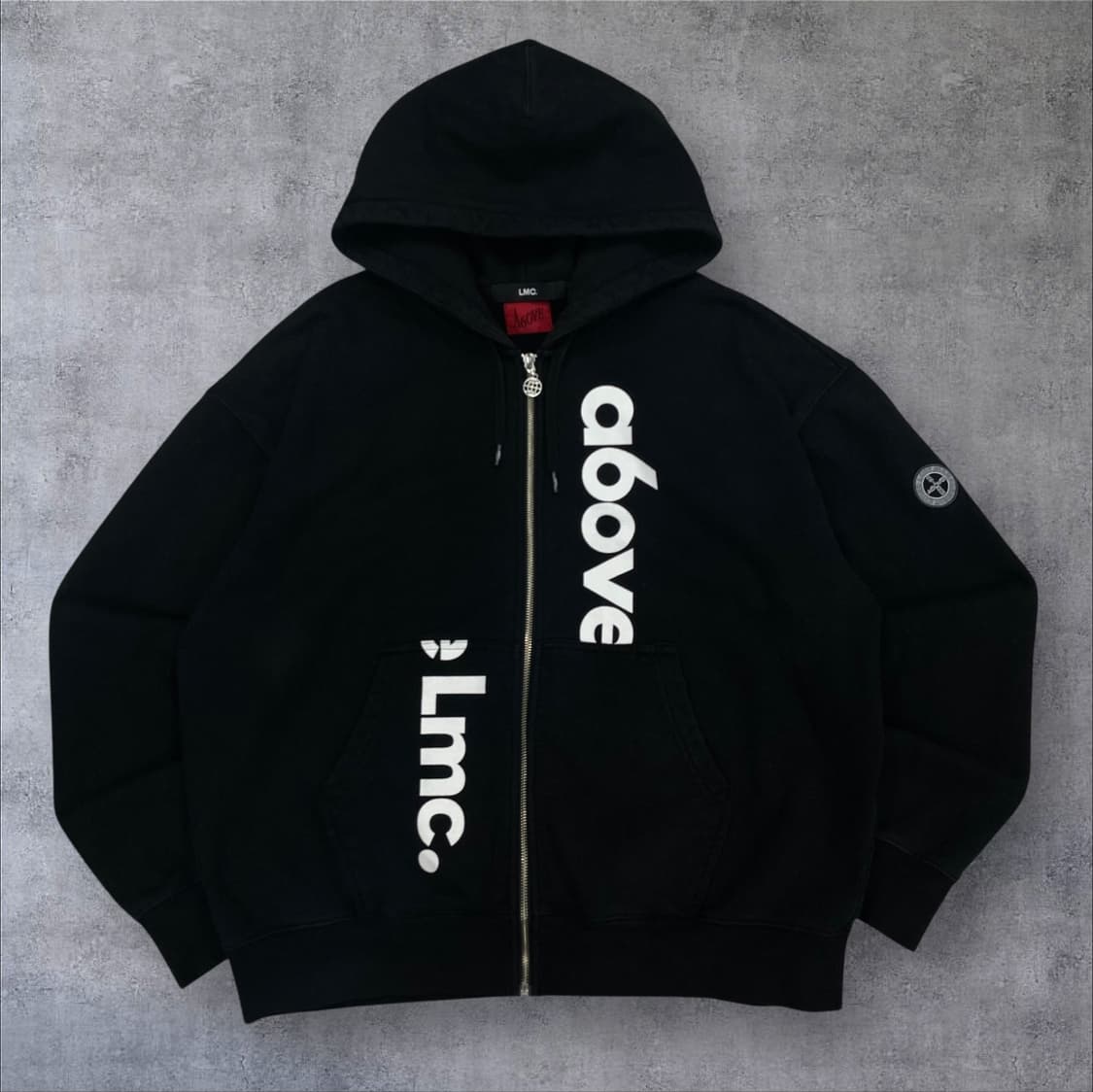 LMC x A6OVE 블랙 컬러 스펠아웃 빅로고 후드 집업 상품이미지1