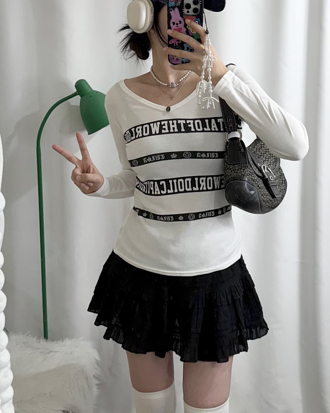 화이트 & 블랙 레터링 브이넥 롱 슬리브 티셔츠 상품이미지3