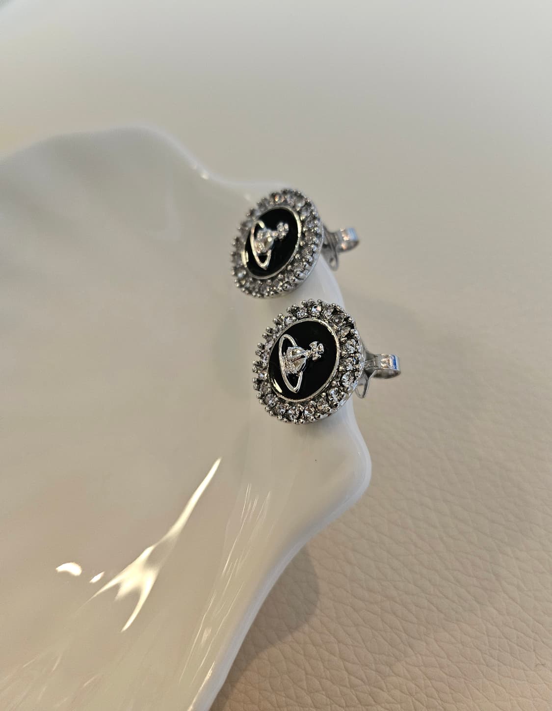 비비안웨스트우드 업사이클링 블랙 단추 귀걸이 상품이미지2