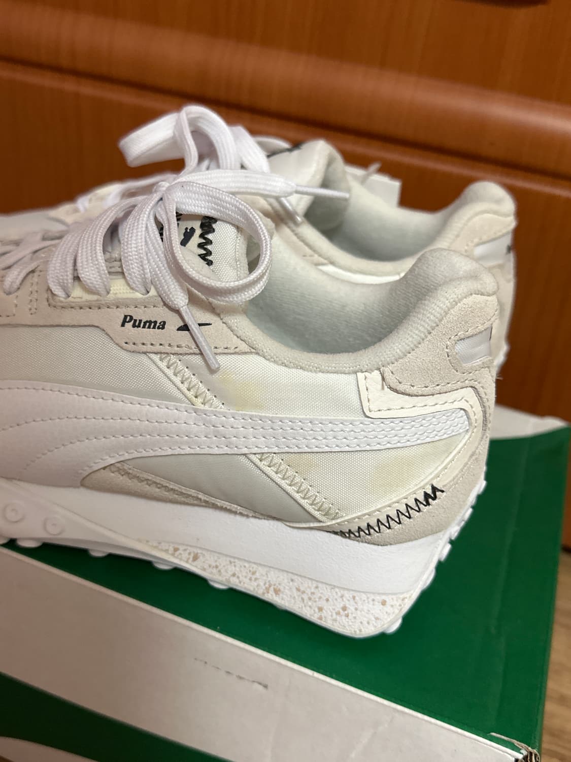 푸마 화이트 스니커즈 새상품 235 상품이미지3