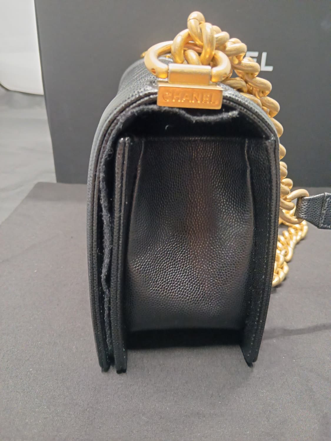 샤넬 보이백 미듐 금장 캐비어 27번대 A67086 상품이미지4