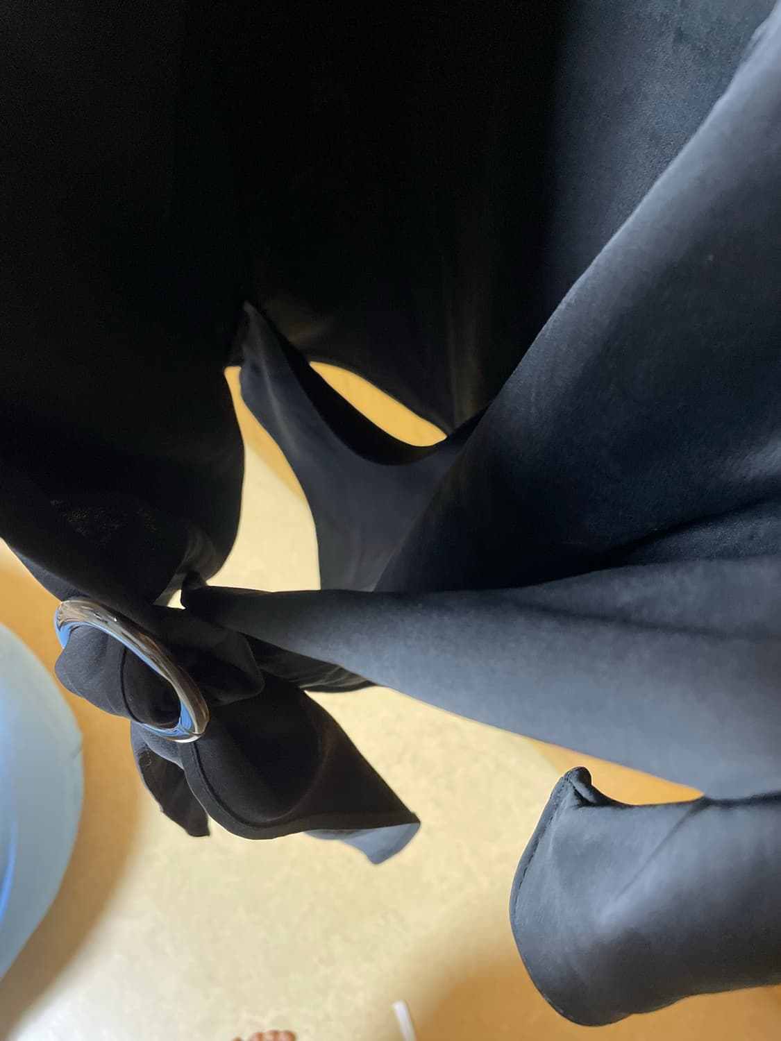 새틴 랩 스타일 크롭 블라우스 블랙 상품이미지2