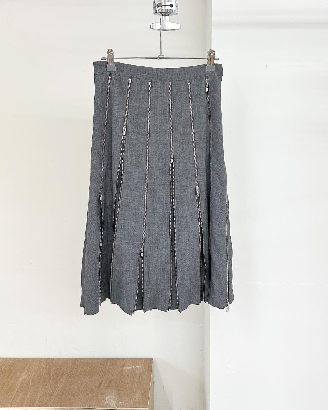 캣카피 차콜 멀티지퍼 미디 스커트 상품이미지1